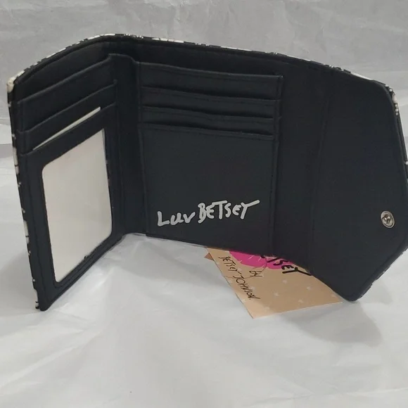 Betsey Johnson black white skull print heart shaped‎ closure lock trifold wallet - Picture 7 of 12